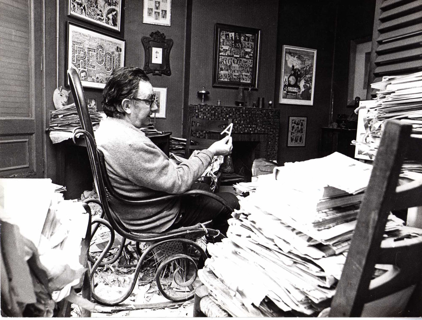 Fotografia: Joan Brossa assegut amb una A a la mà. Pau Barceló, 1974 cedida per la Fundació Joan Brossa